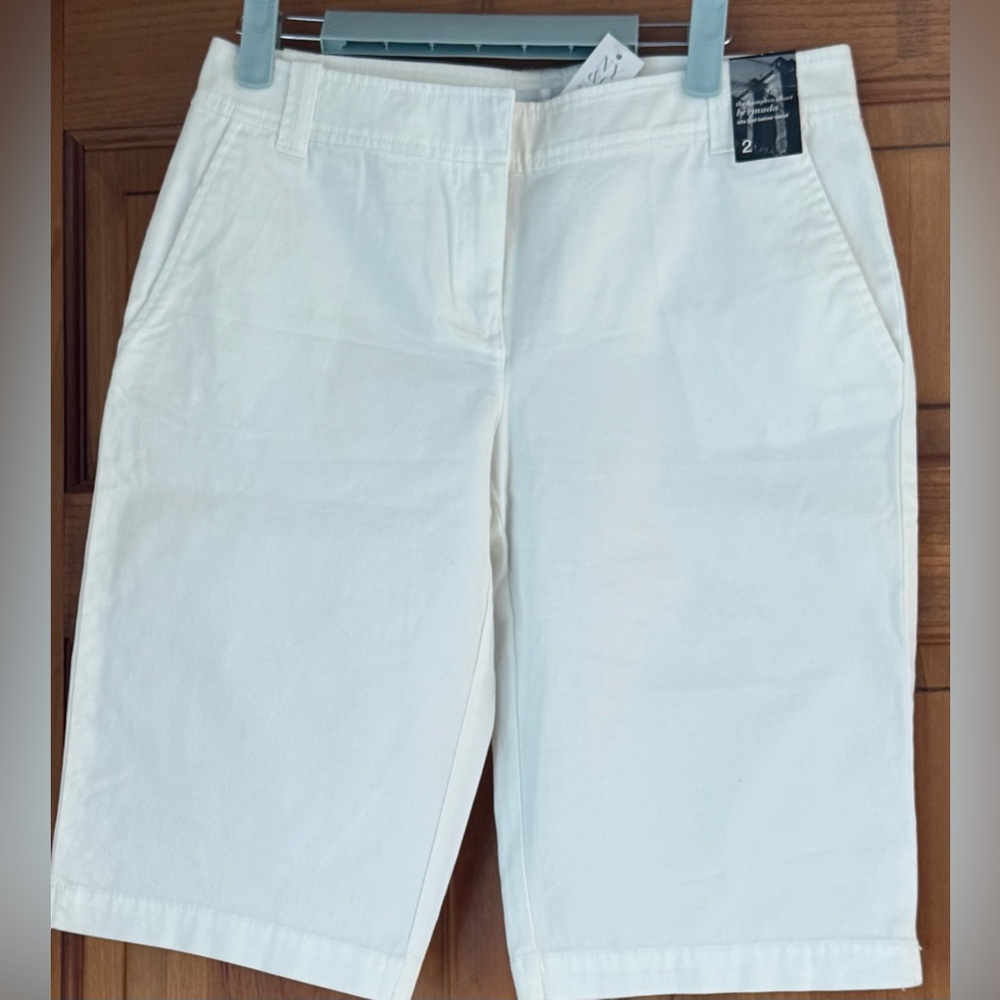 NEW YORK & COMPANY White Bermuda Shorts NY&C The Hampton Short Size 2 NWT!